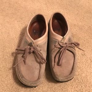 Tan Clarks Wallabies Women's size 5.